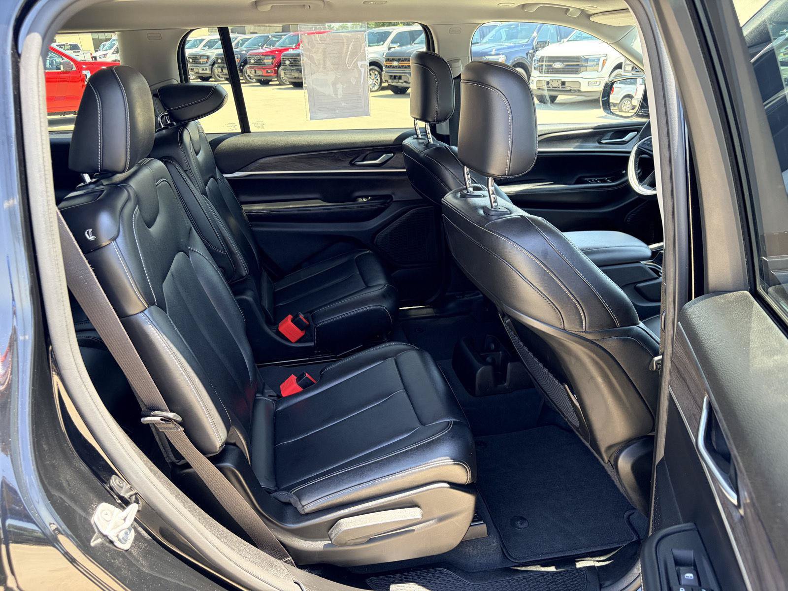 Used 2023 Jeep Grand Cherokee L Limited w/ Black Appearance Package AWD/4WD image 35