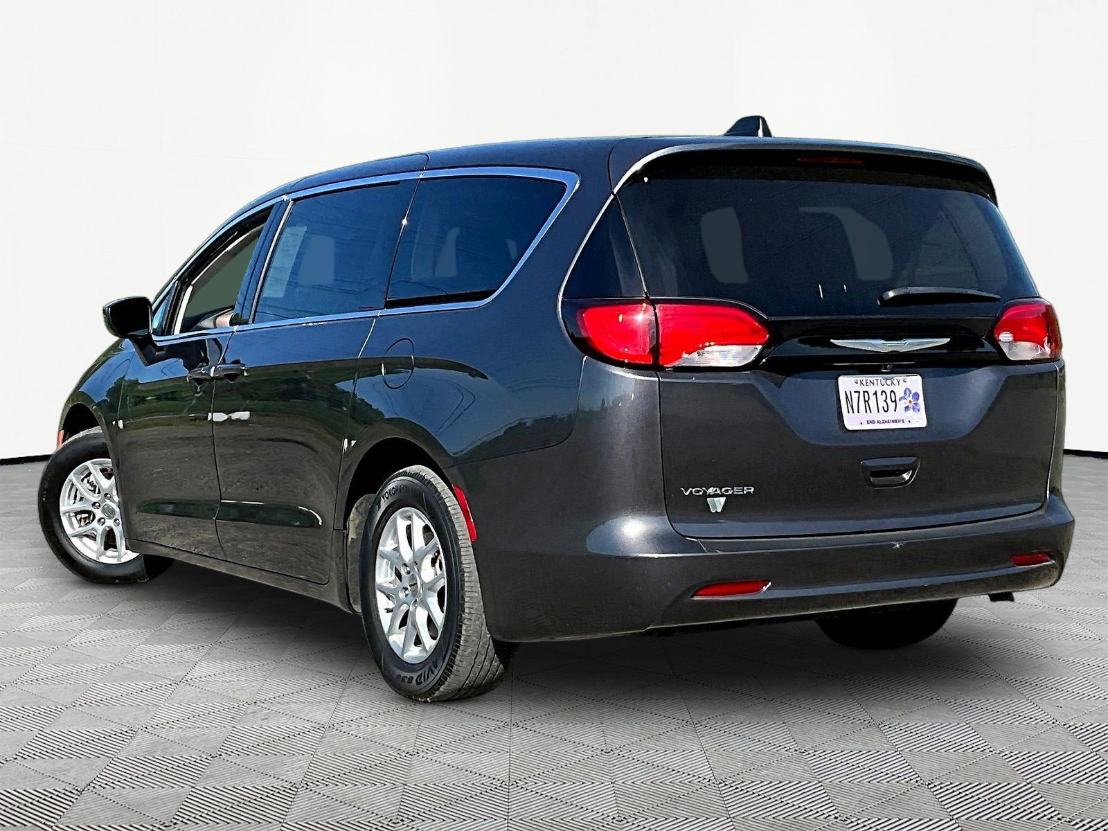 Used 2023 Chrysler Voyager LX FWD image 4