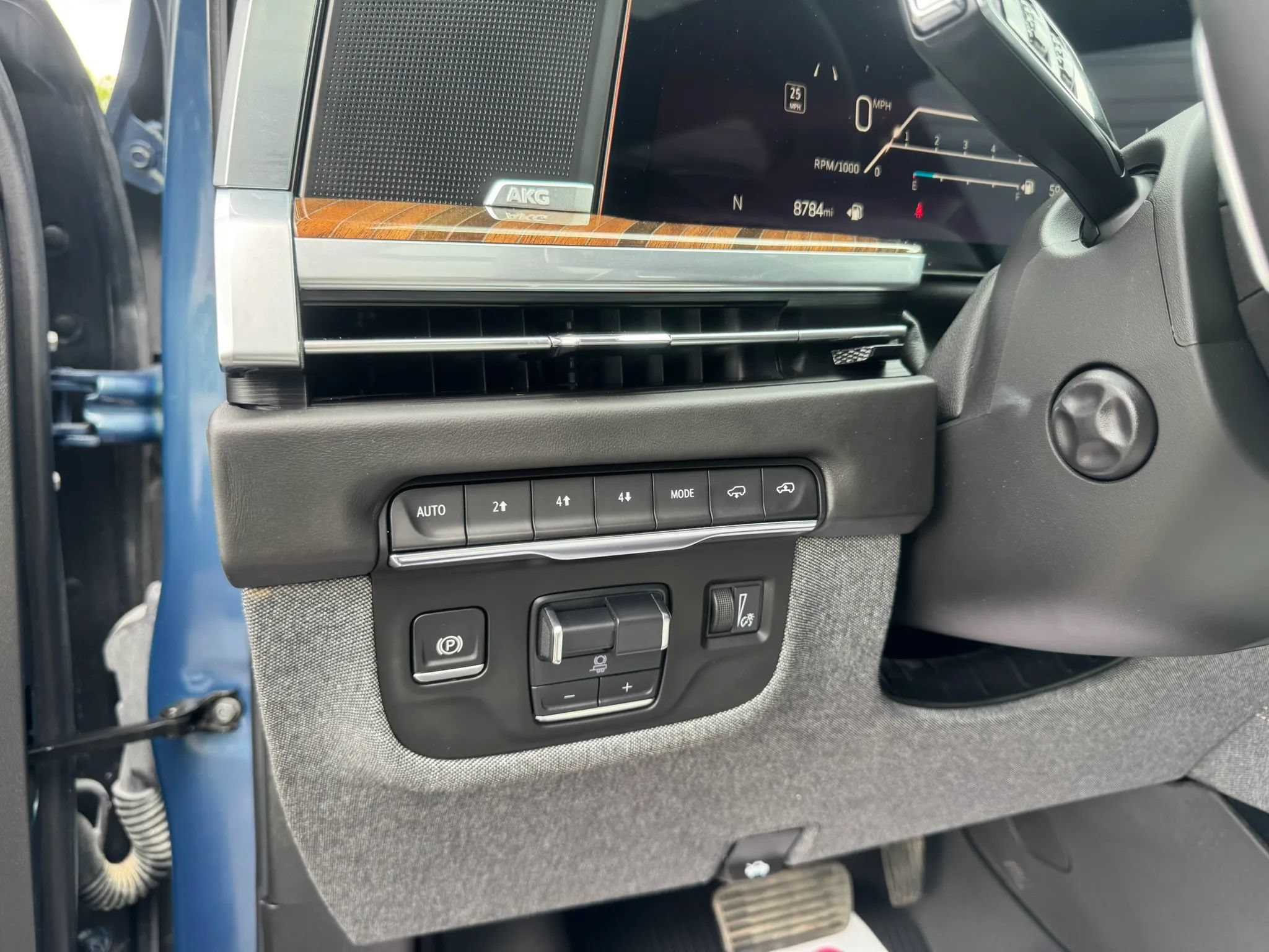 Used 2025 Cadillac Escalade Sport Platinum w/ LPO, Floor Liner Package AWD/4WD image 16