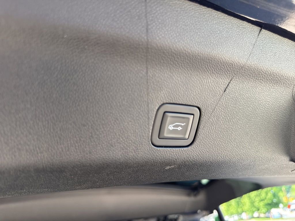 Used 2025 Chevrolet Tahoe Premier AWD/4WD image 9