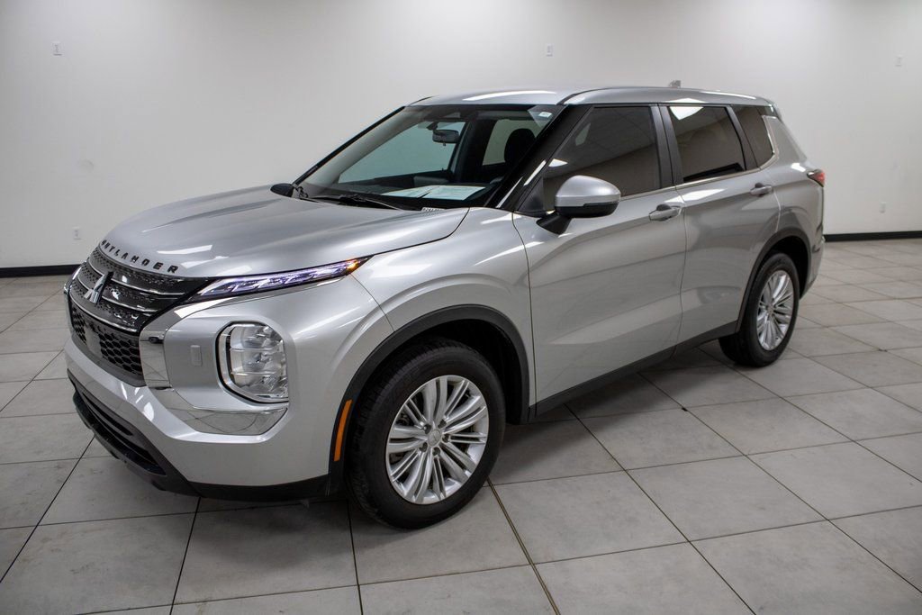 Used 2024 Mitsubishi Outlander ES image 2