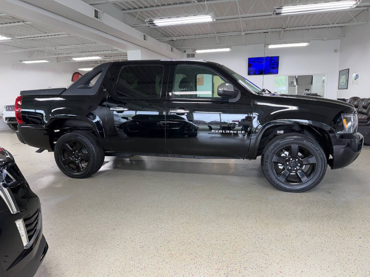 Used 2012 Chevrolet Avalanche LT AWD/4WD image 7