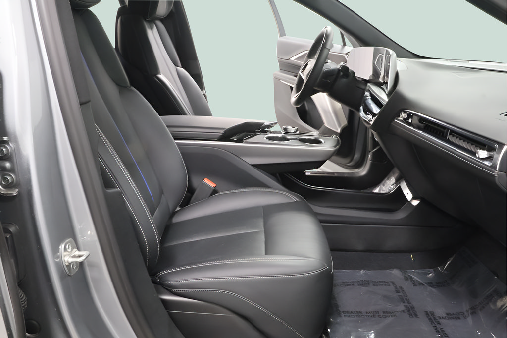Used 2025 Cadillac Lyriq Luxury w/ LPO, Floor Liner Package AWD/4WD image 31