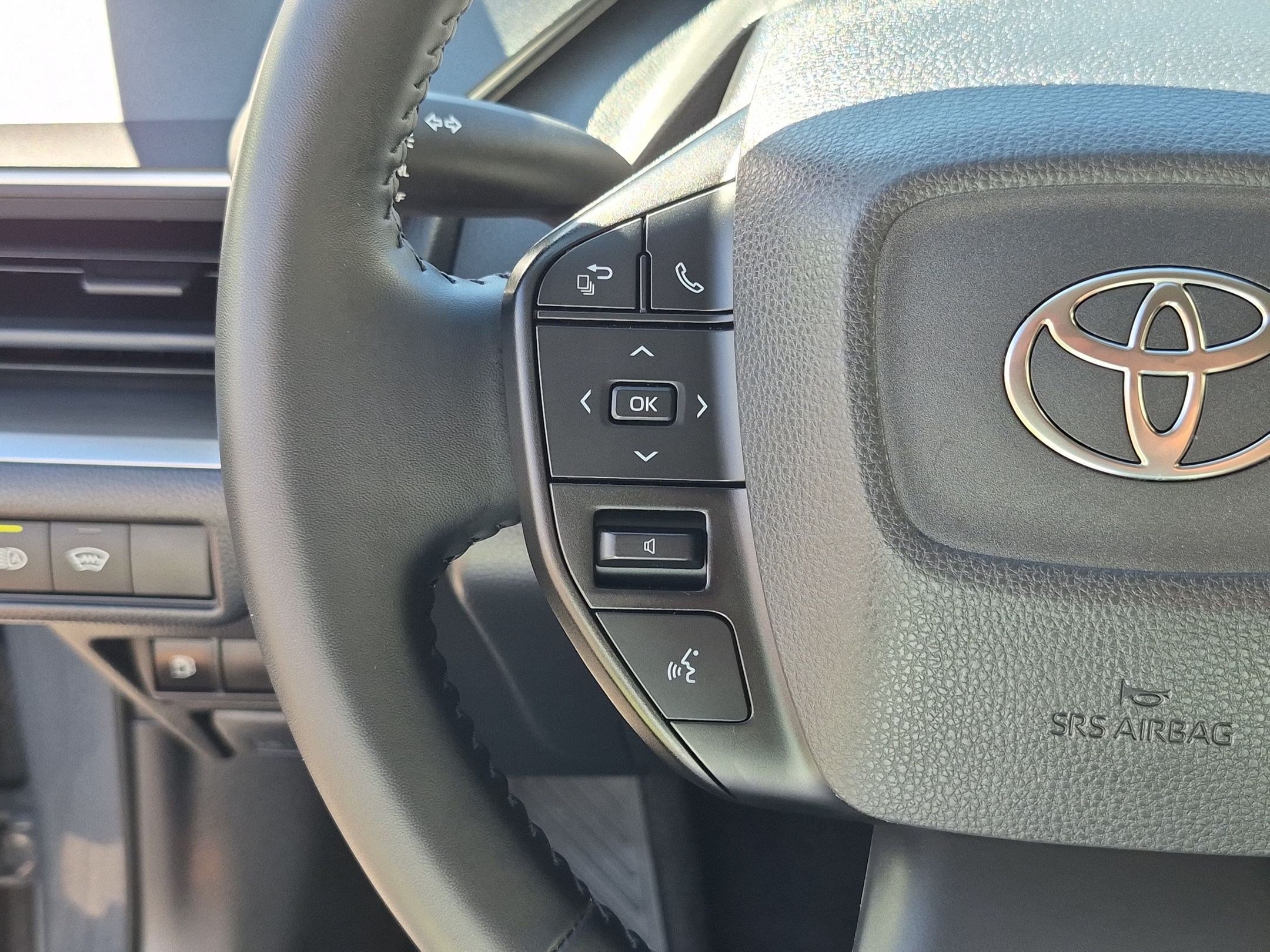 Used 2025 Toyota Prius LE FWD image 20