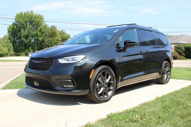 Used 2023 Chrysler Pacifica Touring-L w/ S Appearance Package AWD/4WD image 7