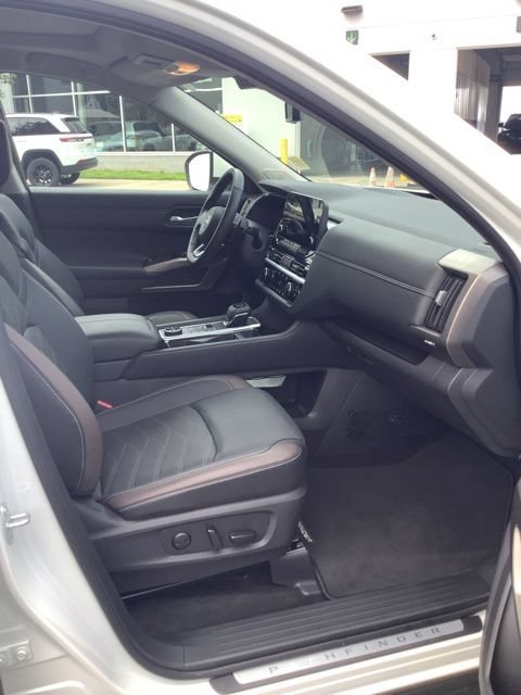 Used 2024 Nissan Pathfinder Platinum w/ Cargo Package AWD/4WD image 21