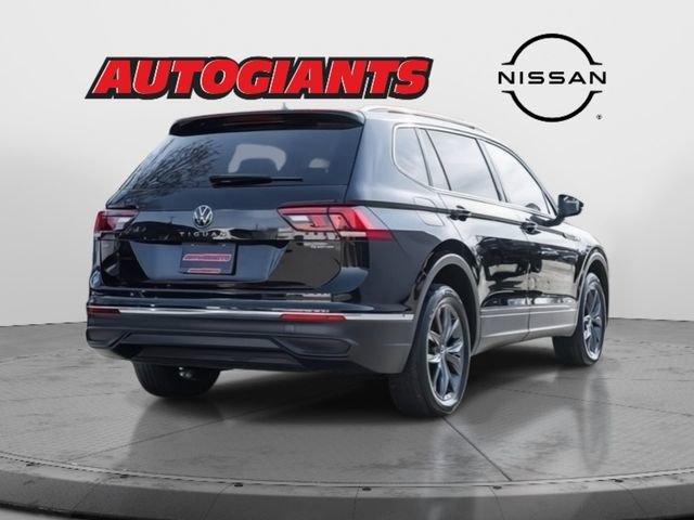 Used 2022 Volkswagen Tiguan SE w/ Panoramic Sunroof Package image 5
