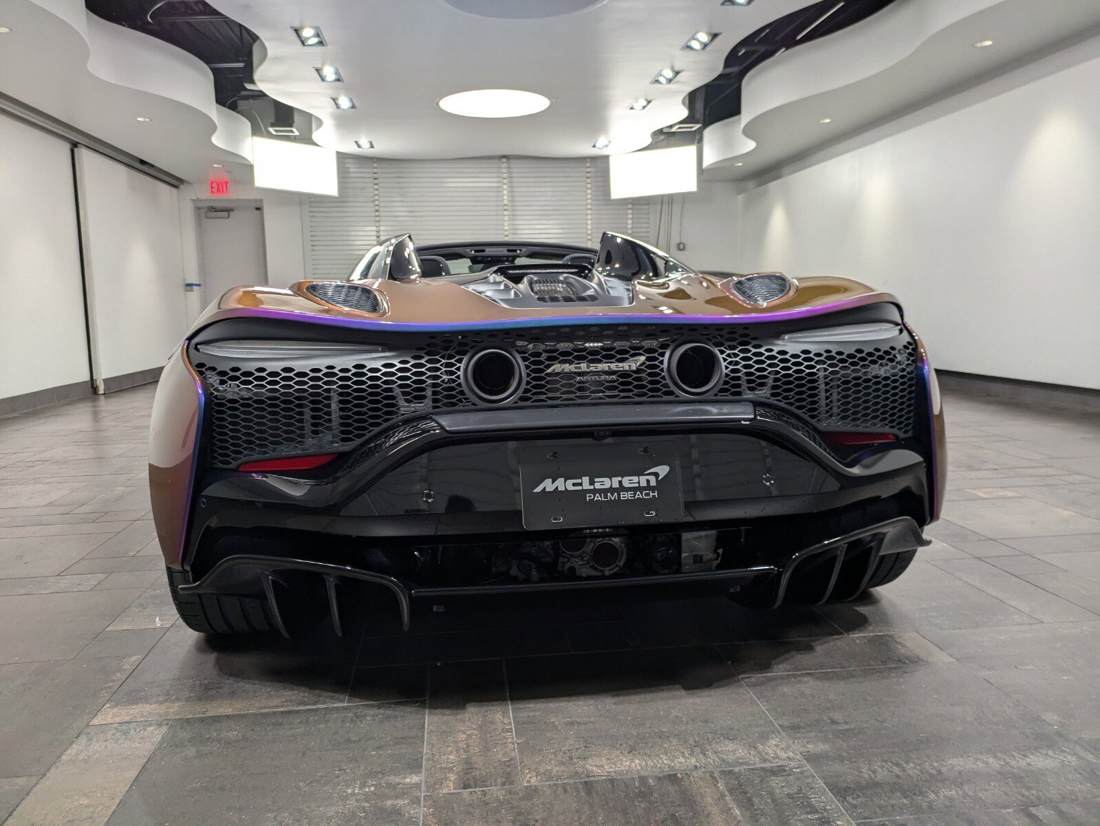 Used 2025 McLaren Artura Spider image 5