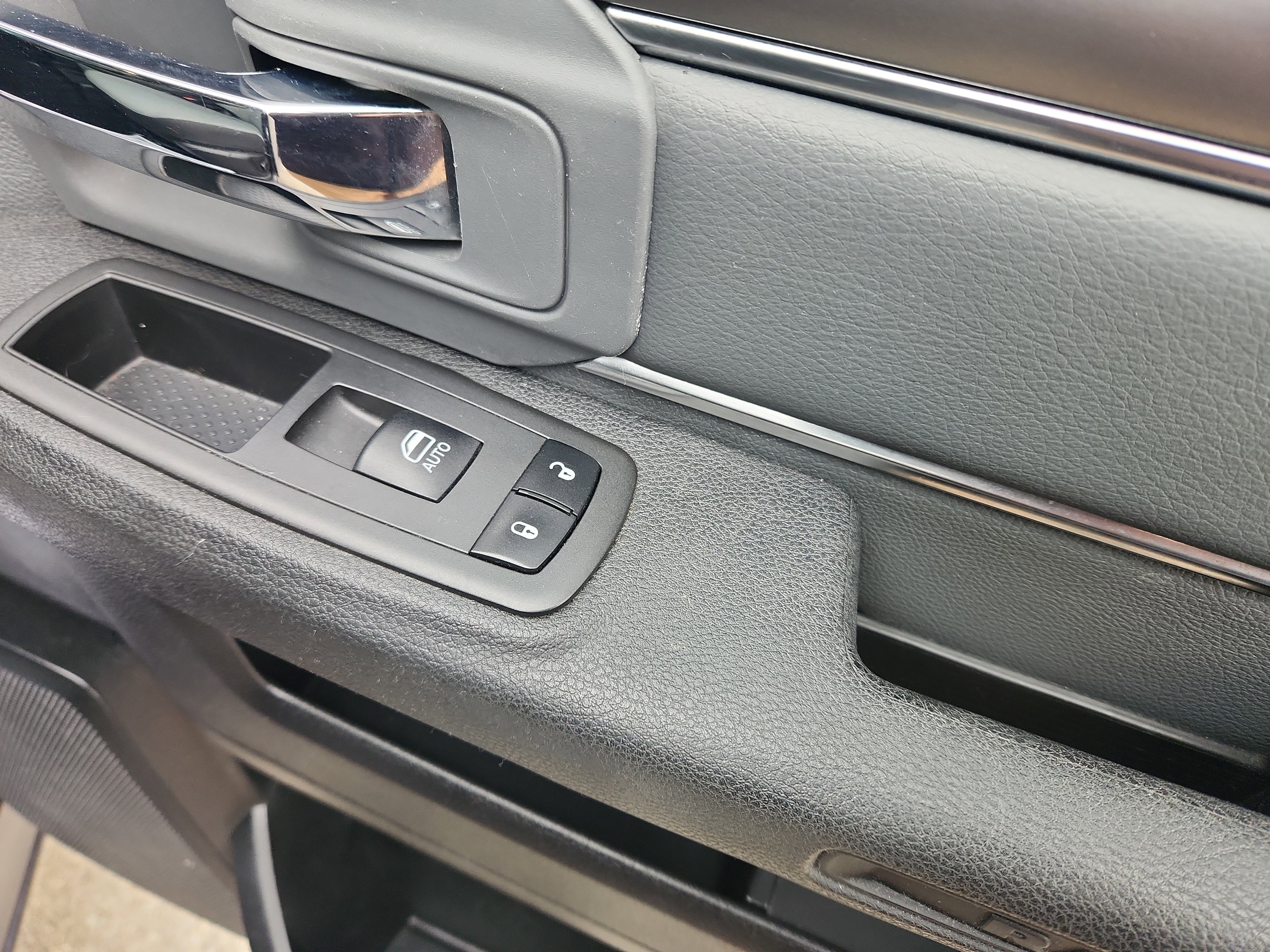 Used 2021 RAM 1500 Classic SLT image 29