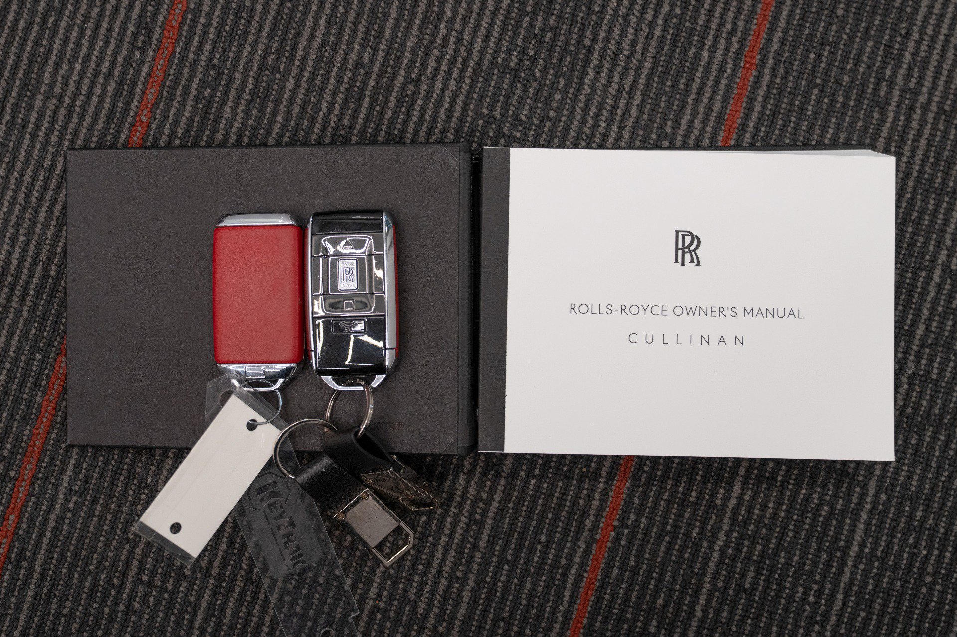 Used 2023 Rolls-Royce Cullinan Black Badge w/ Dark Exterior Package image 18