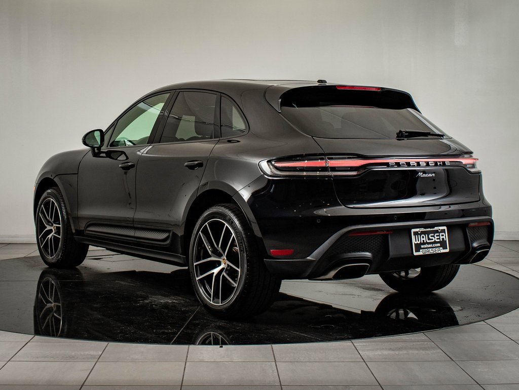Certified 2024 Porsche Macan image 3
