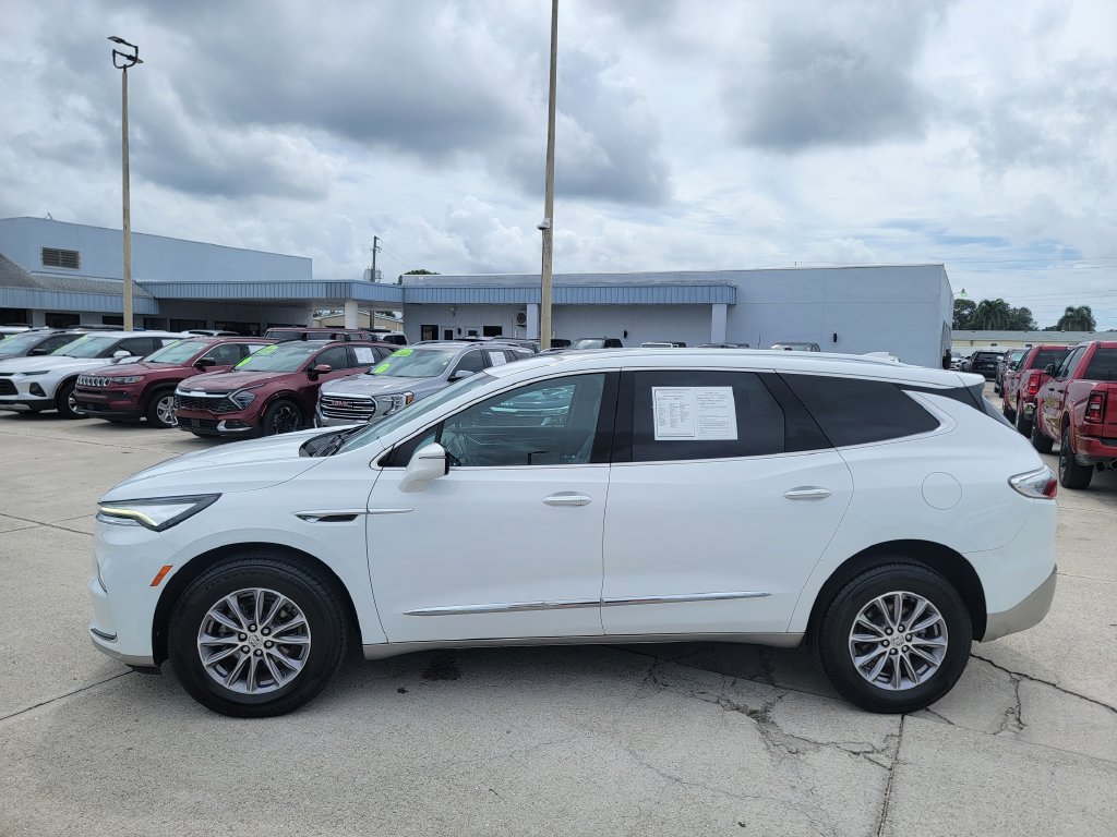 Used 2024 Buick Enclave Essence FWD image 2