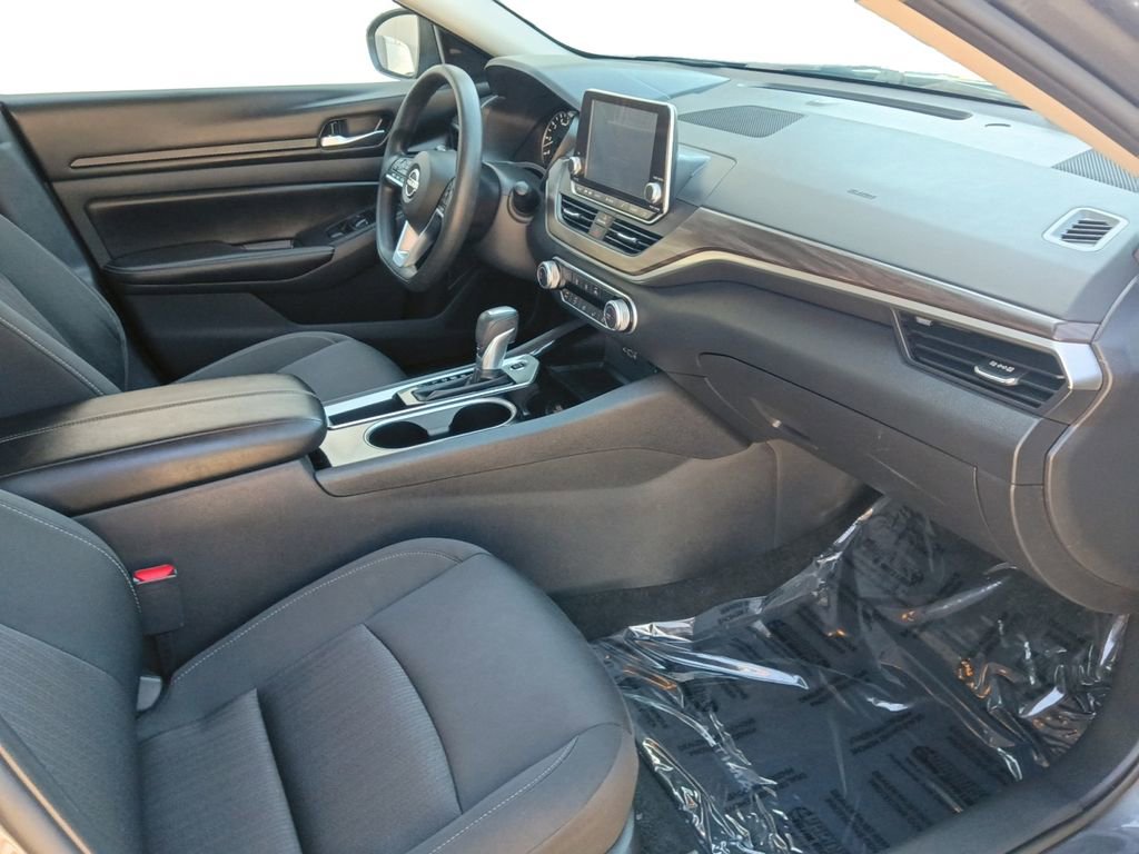 Used 2024 Nissan Altima 2.5 SV FWD image 24