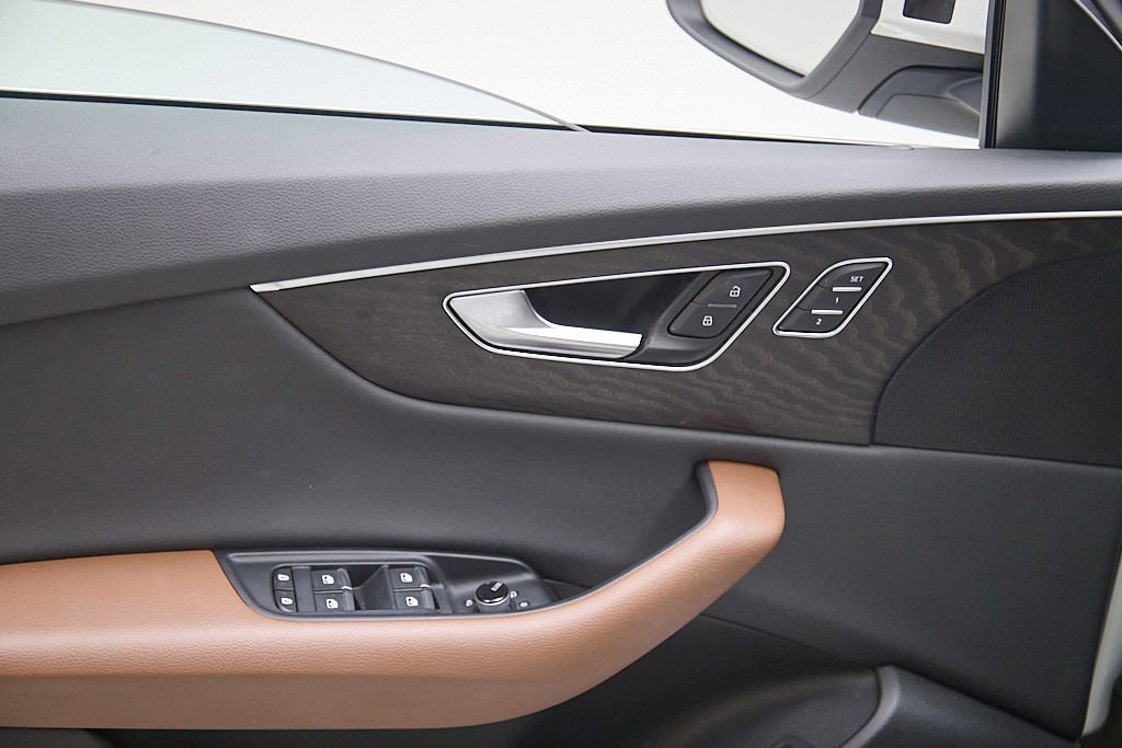 Used 2022 Audi Q8 Premium w/ Convenience Package image 11