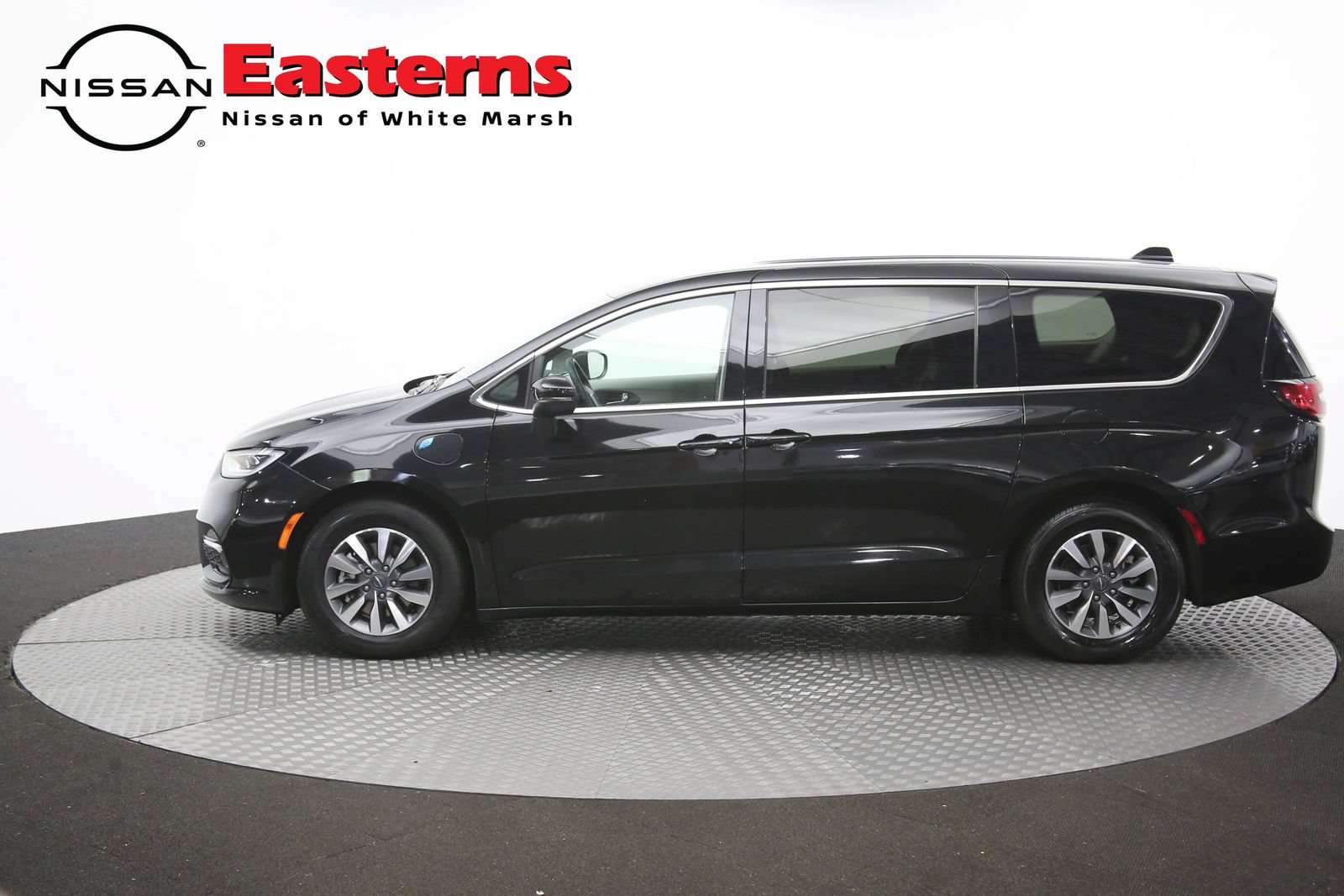Used 2023 Chrysler Pacifica Touring-L FWD image 62