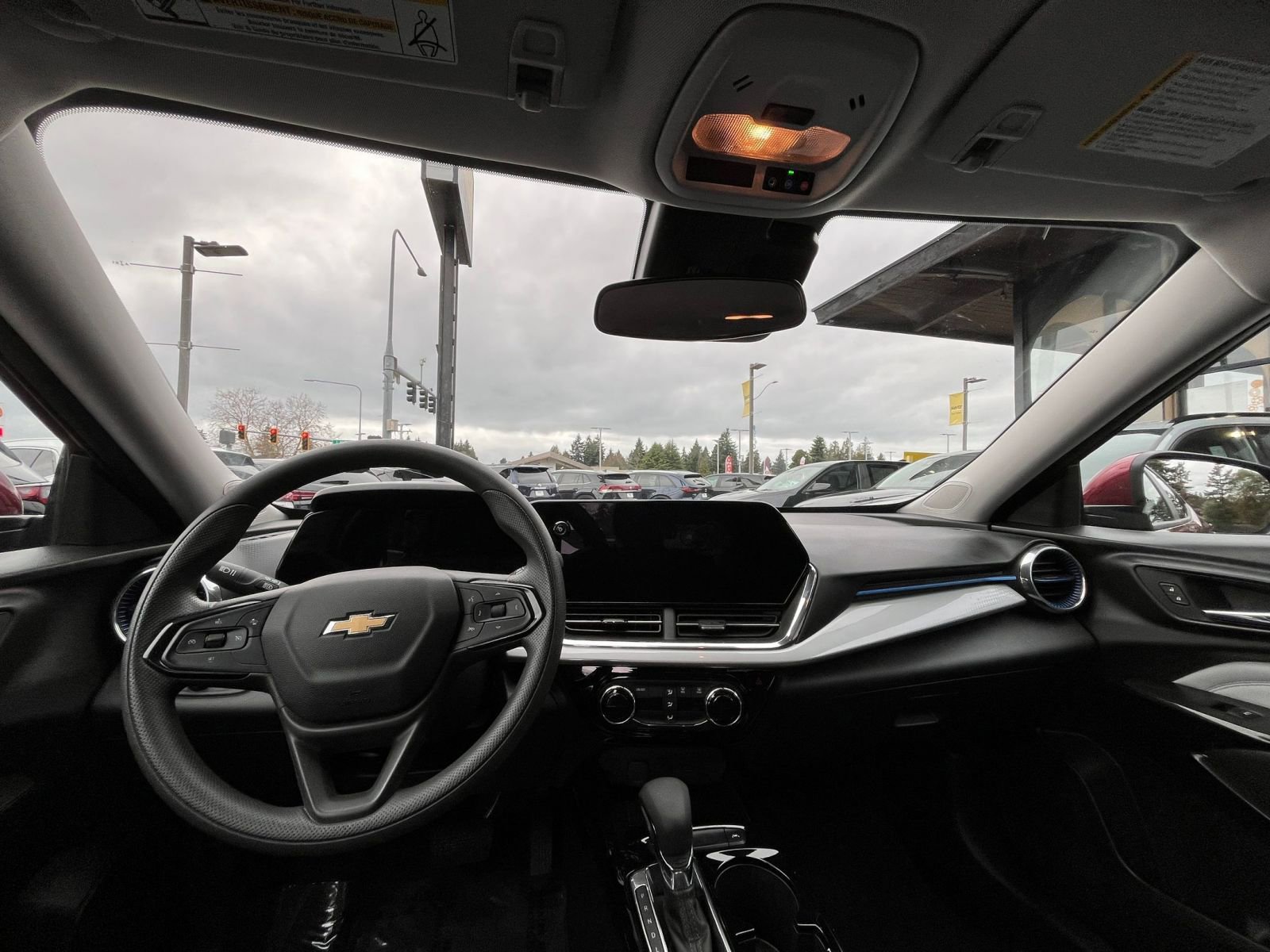 Used 2025 Chevrolet Trax LT FWD image 33