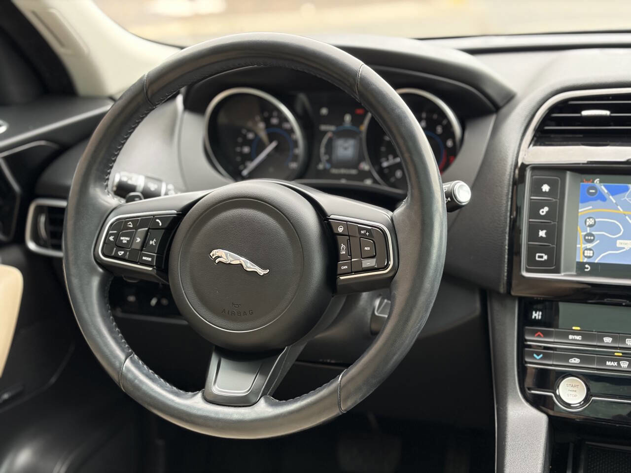 Used 2018 Jaguar F-PACE Premium image 24