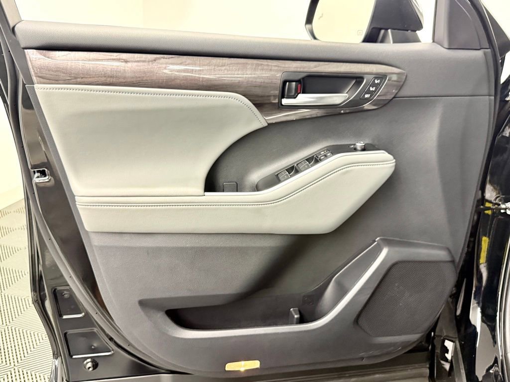 Used 2026 Toyota Highlander Platinum image 17