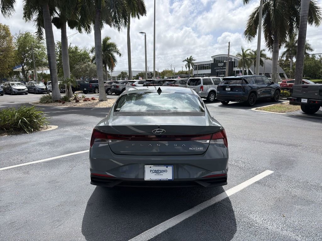 Used 2022 Hyundai Elantra SEL w/ Convenience Package FWD image 7