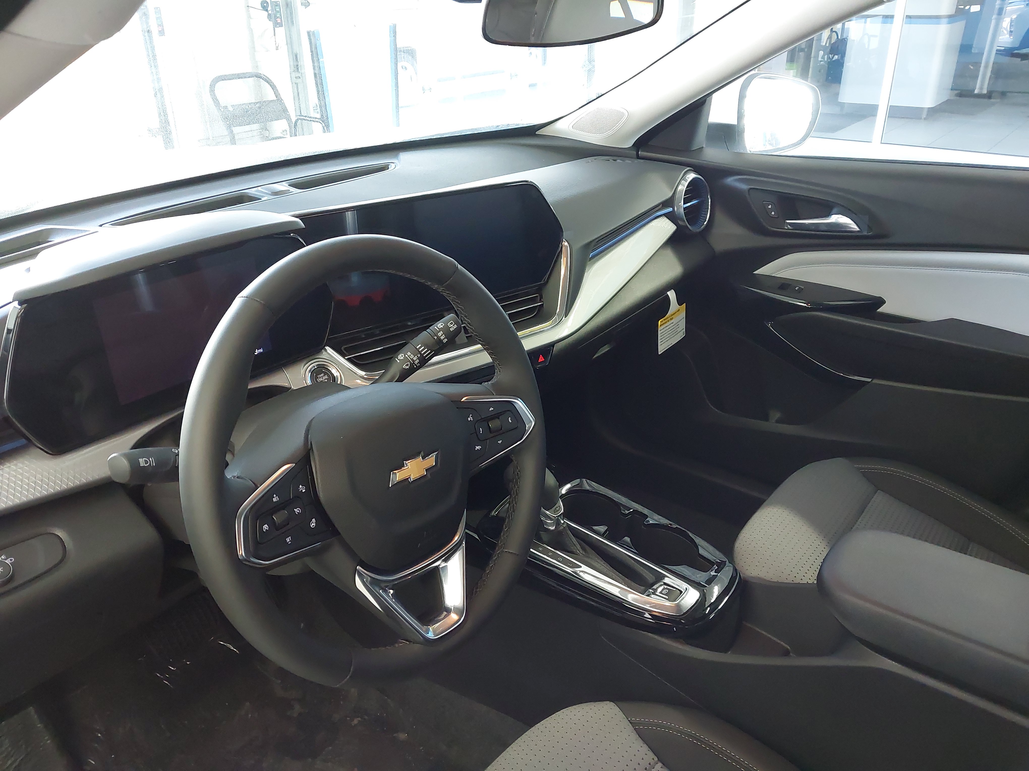 Used 2025 Chevrolet Trax LT w/ Driver Confidence Package FWD image 2
