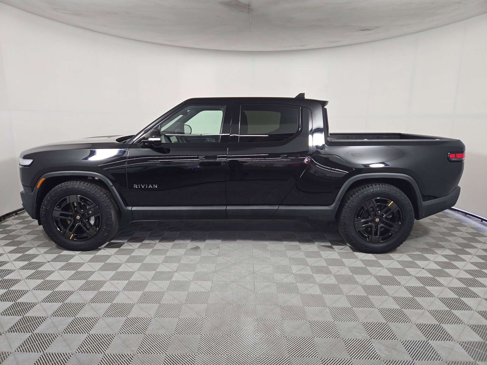 Used 2024 Rivian R1T Adventure image 2