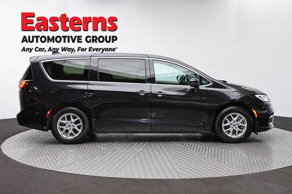 Used 2023 Chrysler Pacifica Touring-L FWD image 4