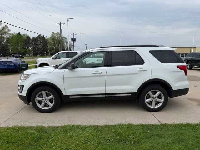 Used 2017 Ford Explorer XLT w/ Equipment Group 201A AWD/4WD image 2
