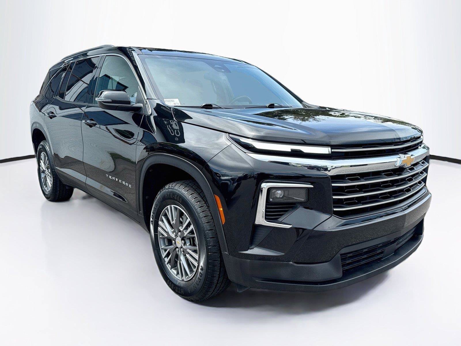 Used 2025 Chevrolet Traverse LT FWD image 7