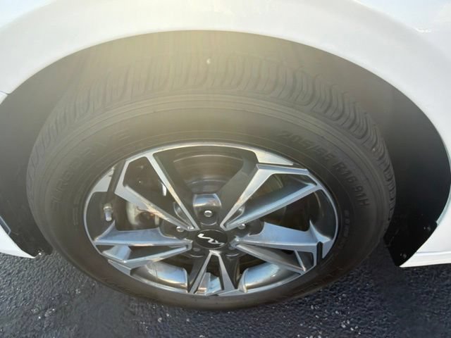 Used 2024 Kia Forte LXS FWD image 29