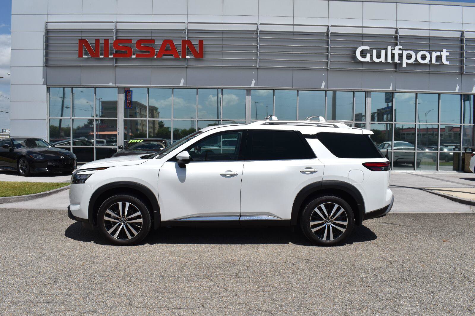 Used 2025 Nissan Pathfinder Platinum w/ Cargo Package FWD image 3