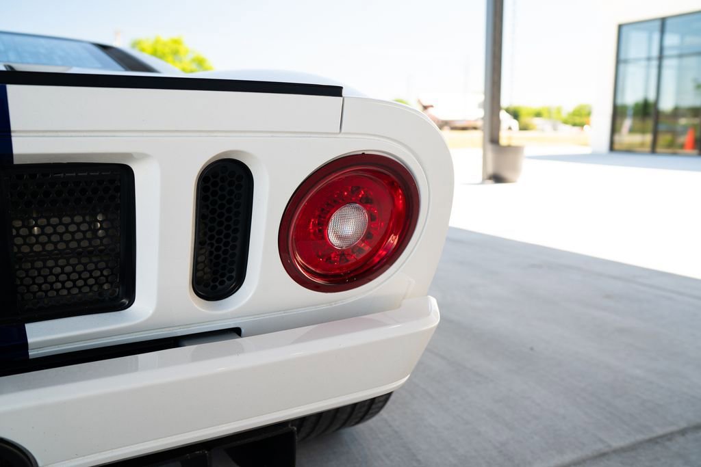 Used 2006 Ford GT RWD image 36
