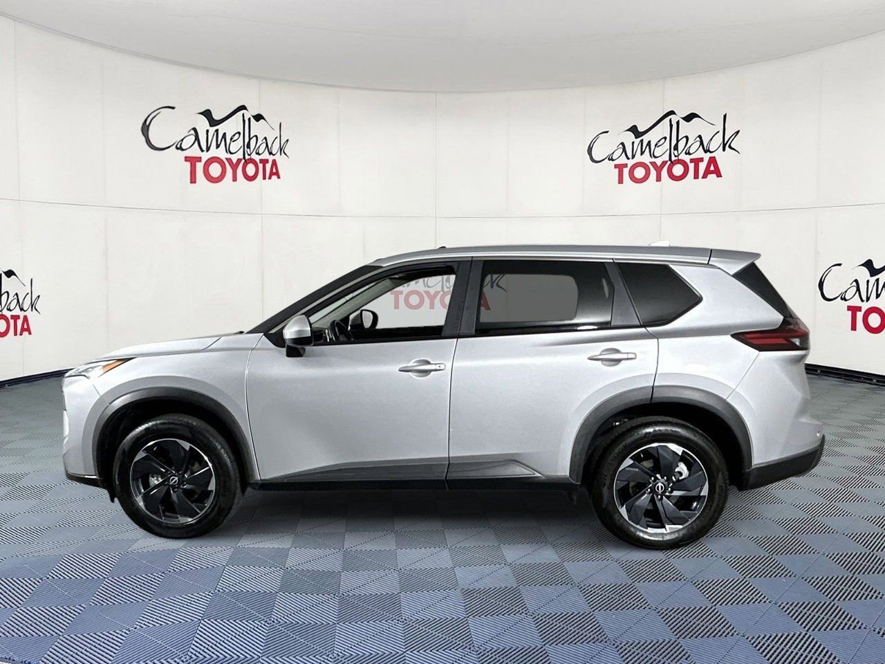 Used 2025 Nissan Rogue SV AWD/4WD image 4