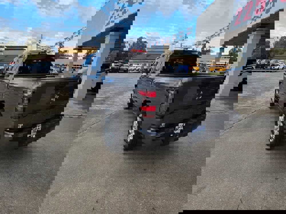 Used 2023 Nissan Frontier SV image 3