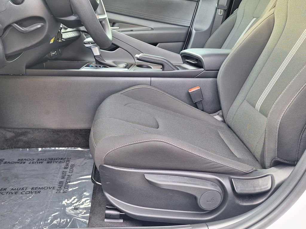 Certified 2025 Hyundai Elantra SE image 11