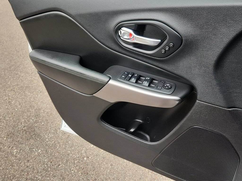Used 2019 Jeep Cherokee Overland w/ Technology Group AWD/4WD image 6