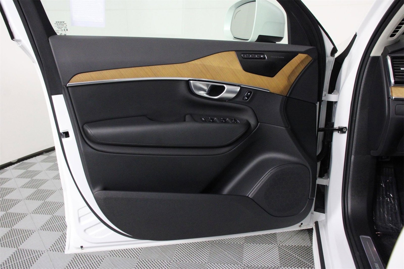 Certified 2024 Volvo XC90 T8 Plus w/ Protection Package Premier image 17