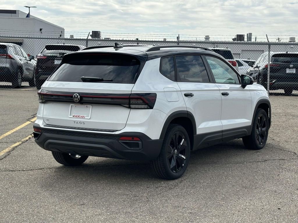 New 2025 Volkswagen Taos SE FWD image 4