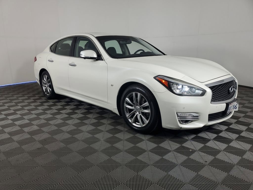 Used 2019 INFINITI Q70 Luxe w/ Proactive Package image 2