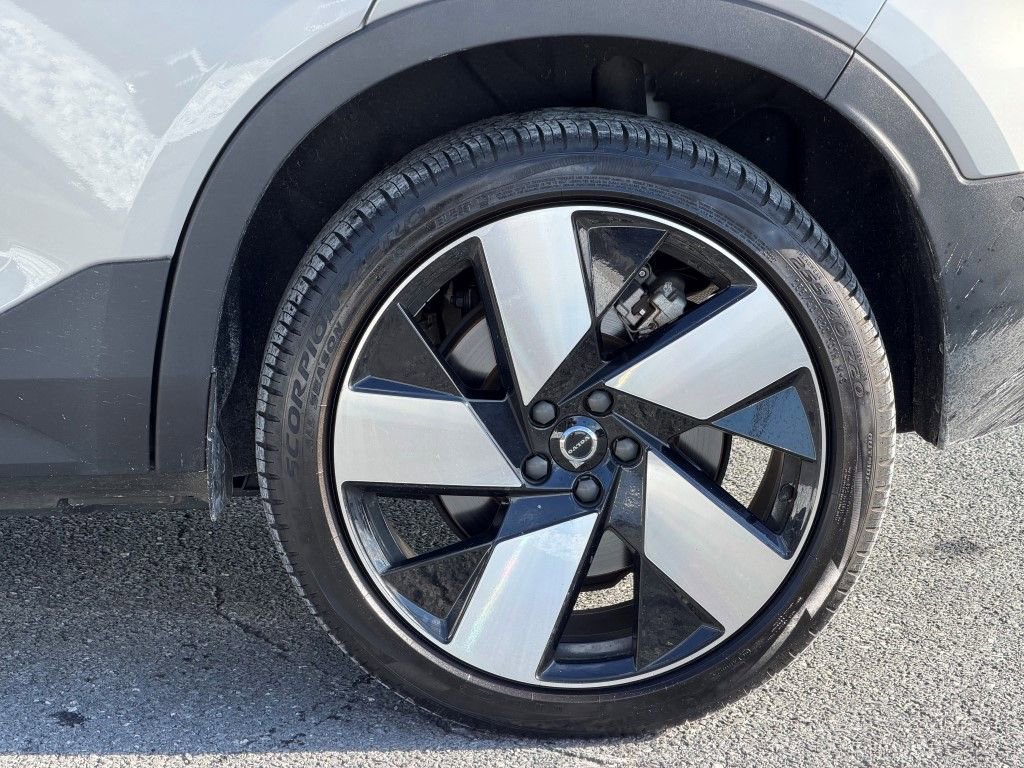Used 2023 Volvo XC40 Recharge Ultimate image 8