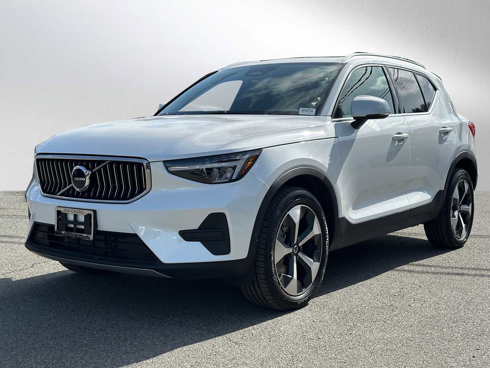 Used 2025 Volvo XC40 B5 Core w/ Protection Package Premier AWD/4WD image 7
