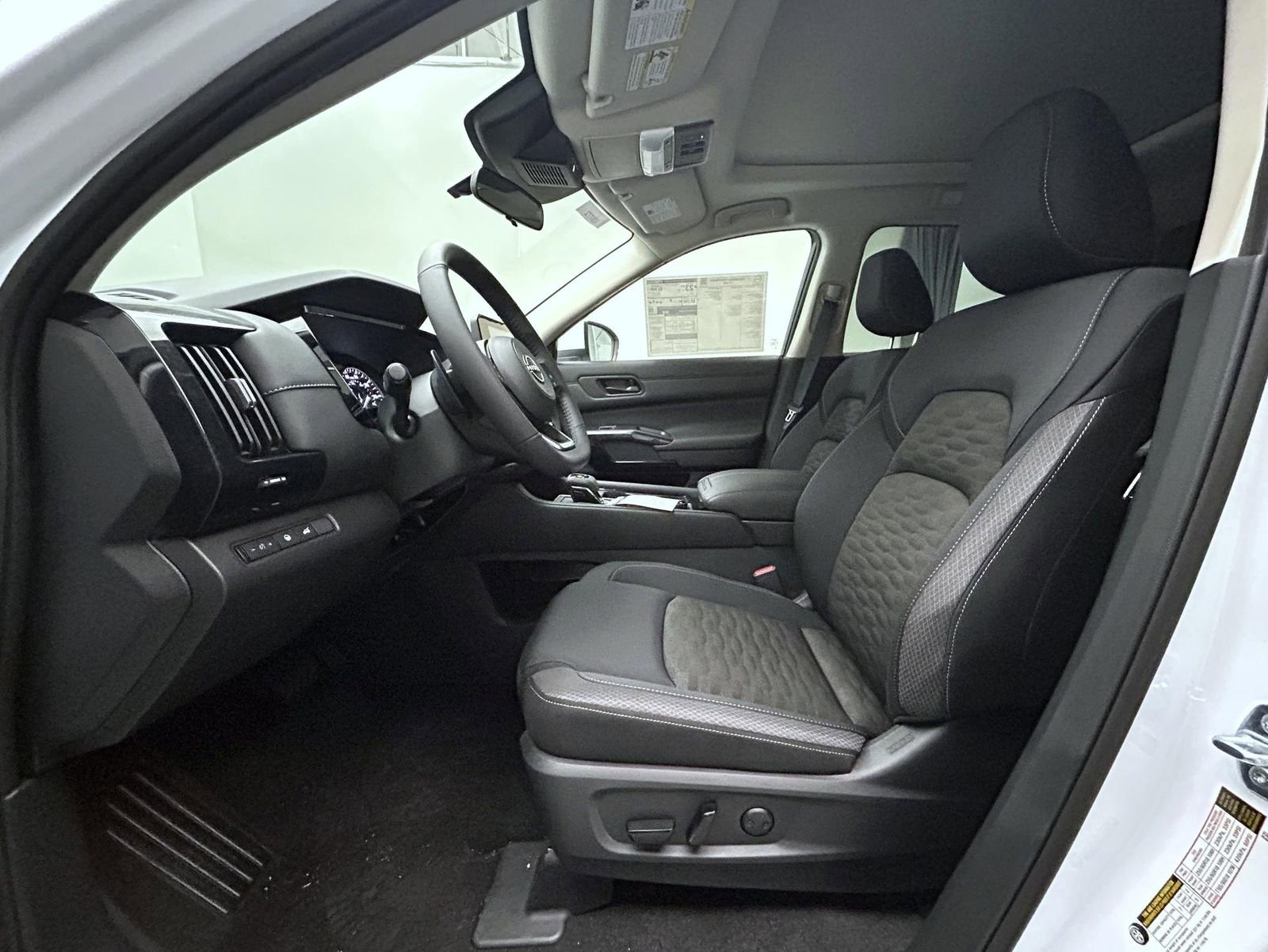 New 2025 Nissan Pathfinder SV w/ SV Premium Package image 10