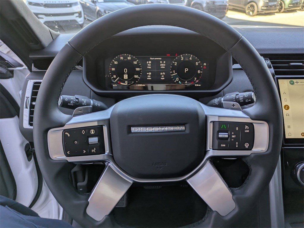 Used 2025 Land Rover Discovery S image 18