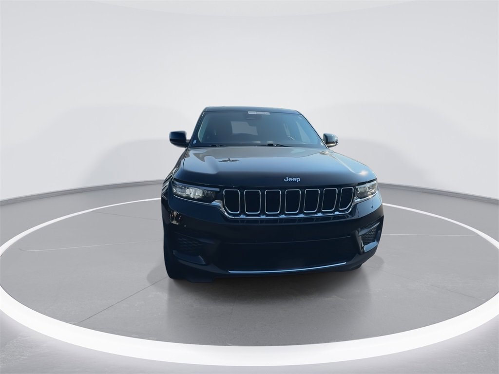 Used 2023 Jeep Grand Cherokee Laredo image 3