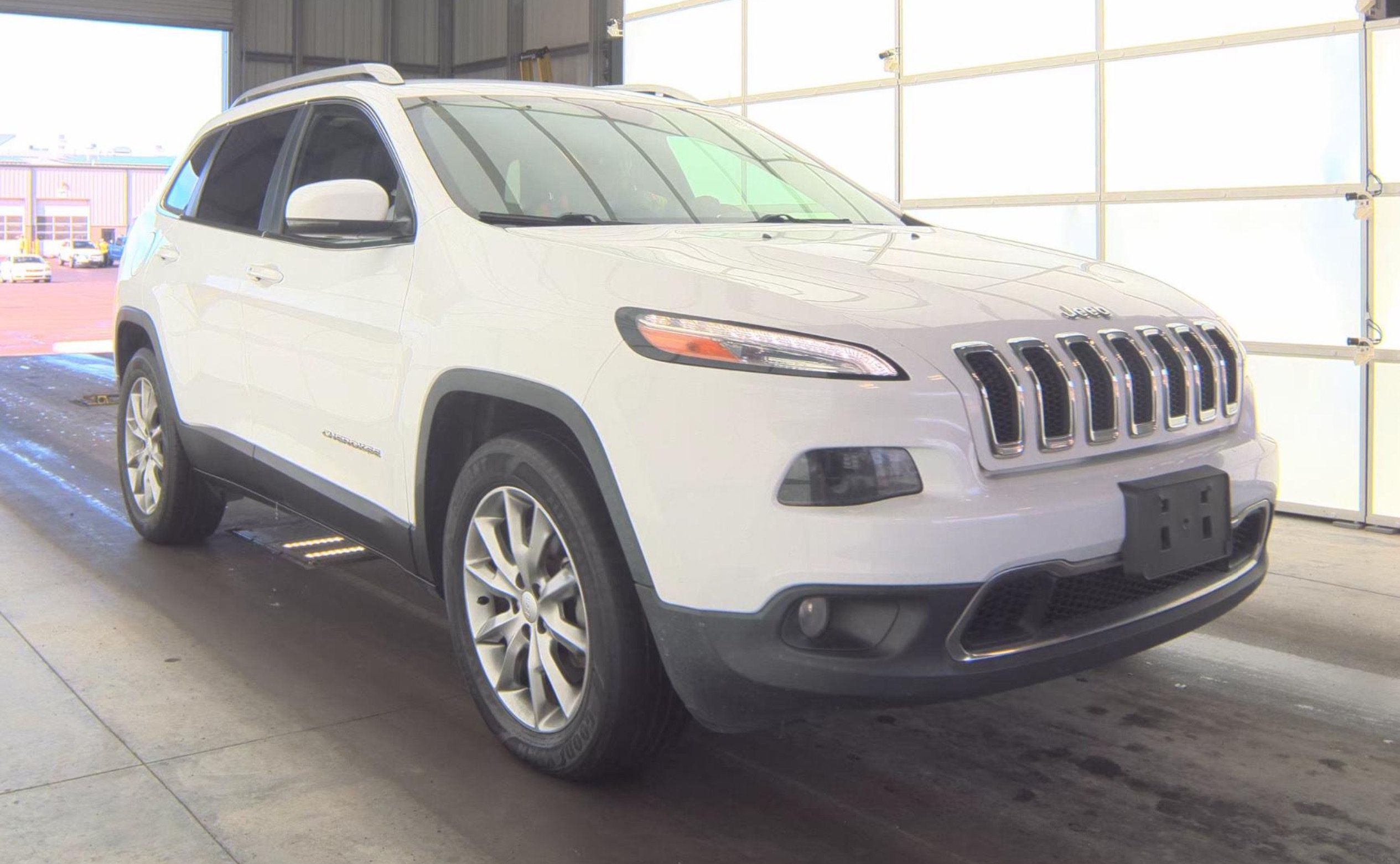 Used 2018 Jeep Cherokee Limited AWD/4WD image 3