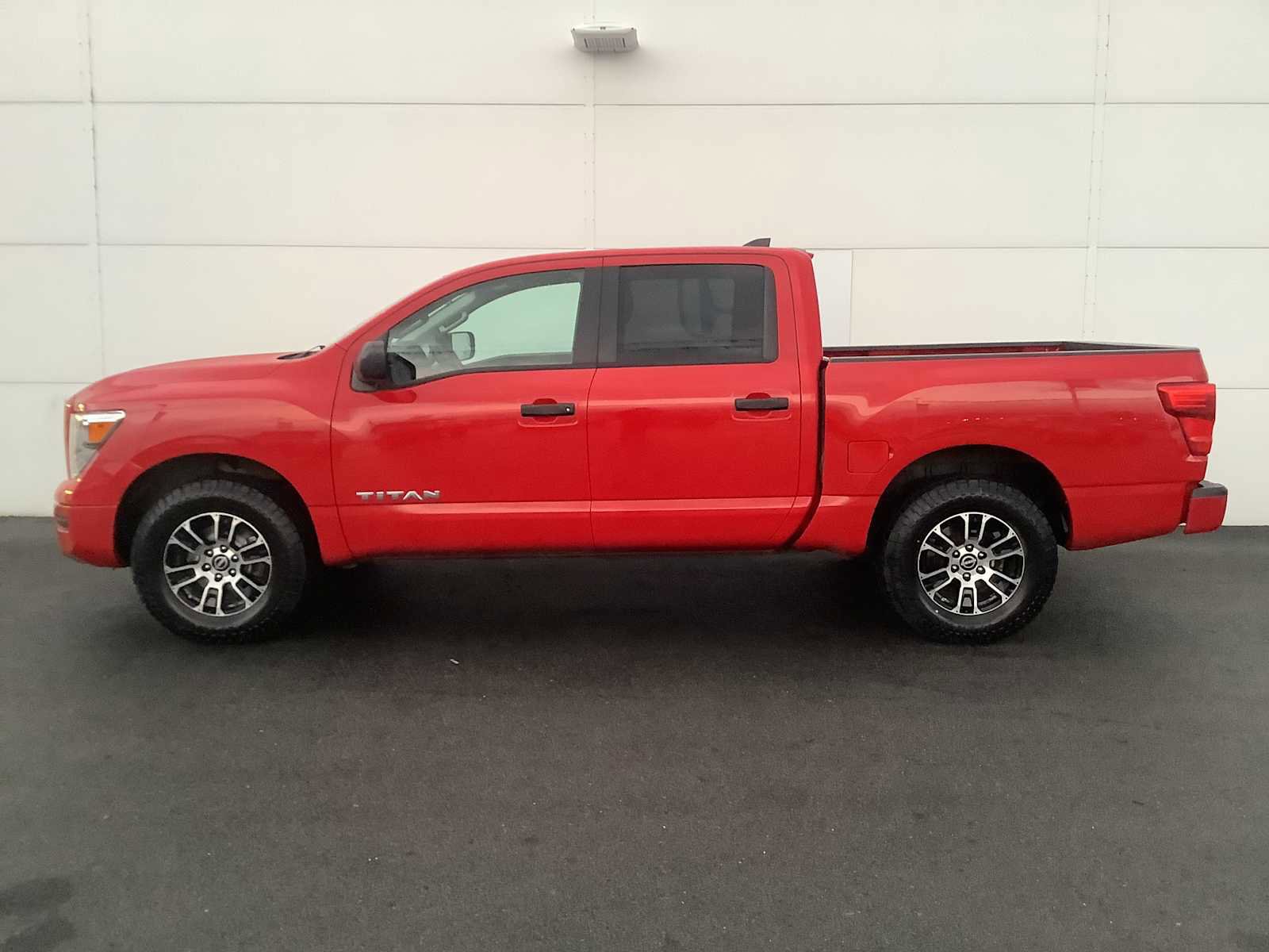Used 2023 Nissan Titan SV image 2