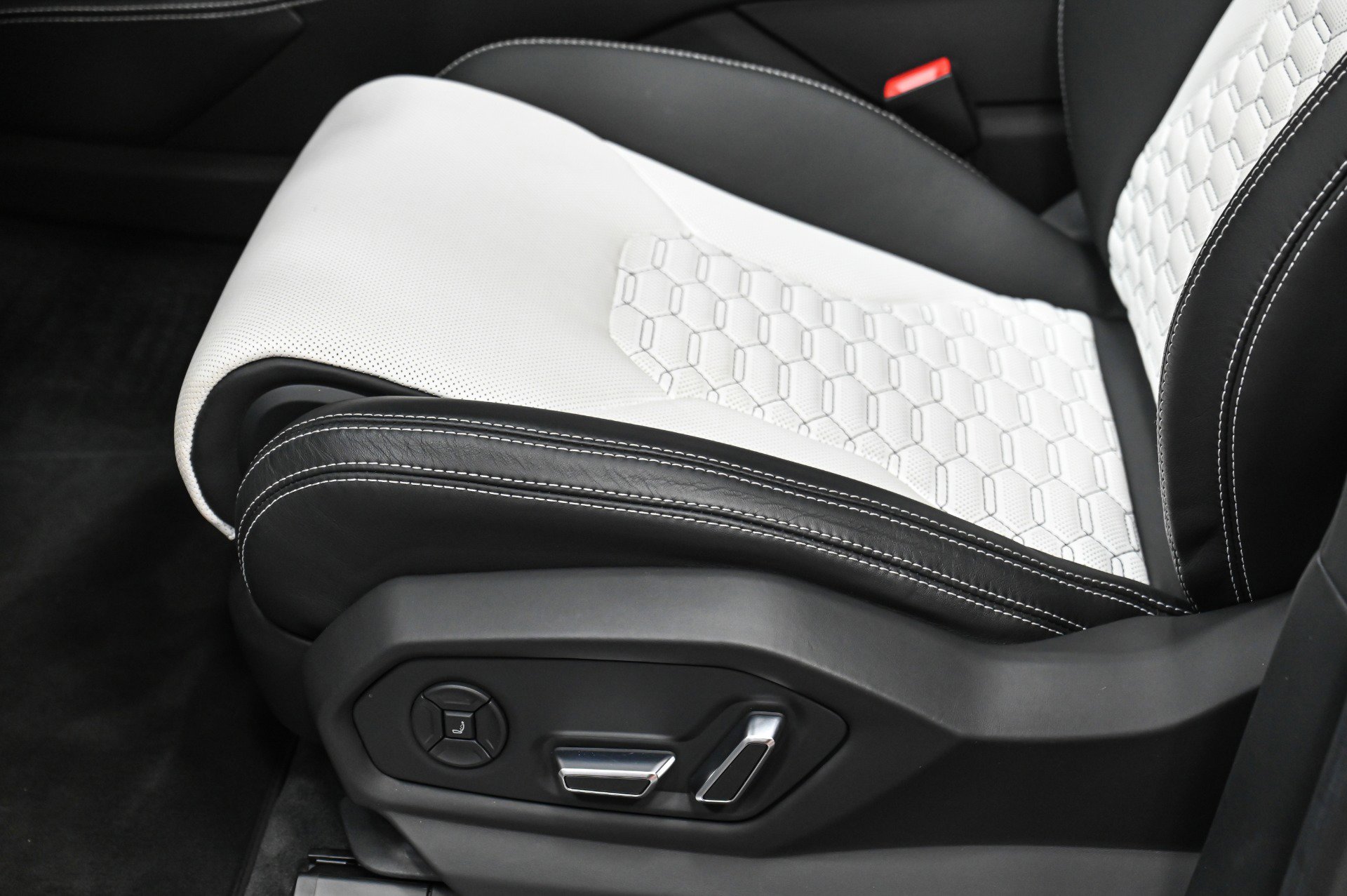 Used 2020 Lamborghini Urus image 26