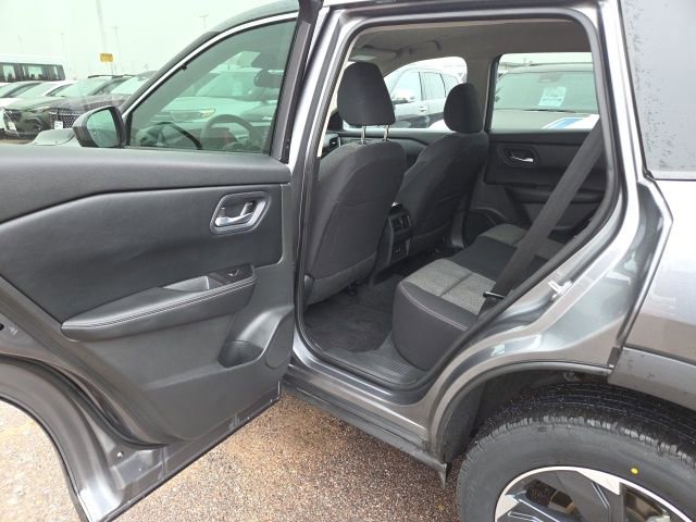 Used 2024 Nissan Rogue SV image 37
