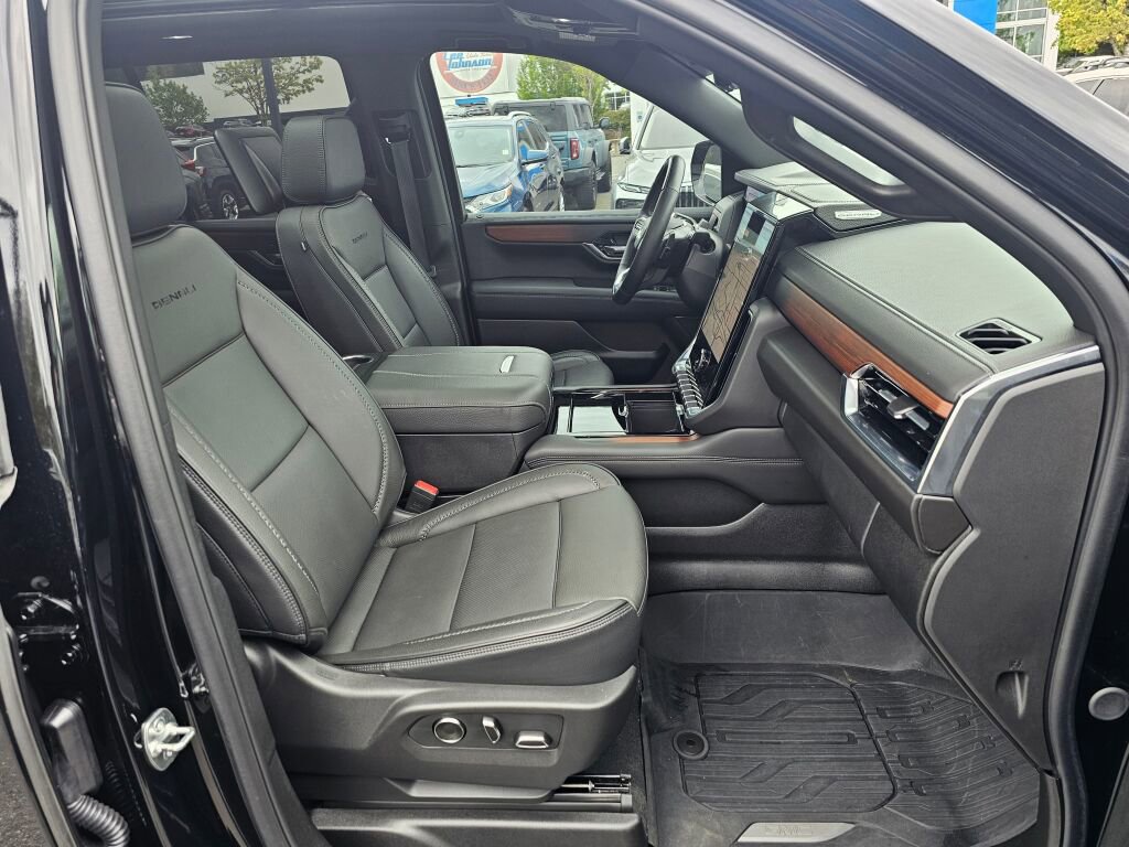 Used 2025 GMC Yukon Denali w/ Denali Reserve Package AWD/4WD image 32