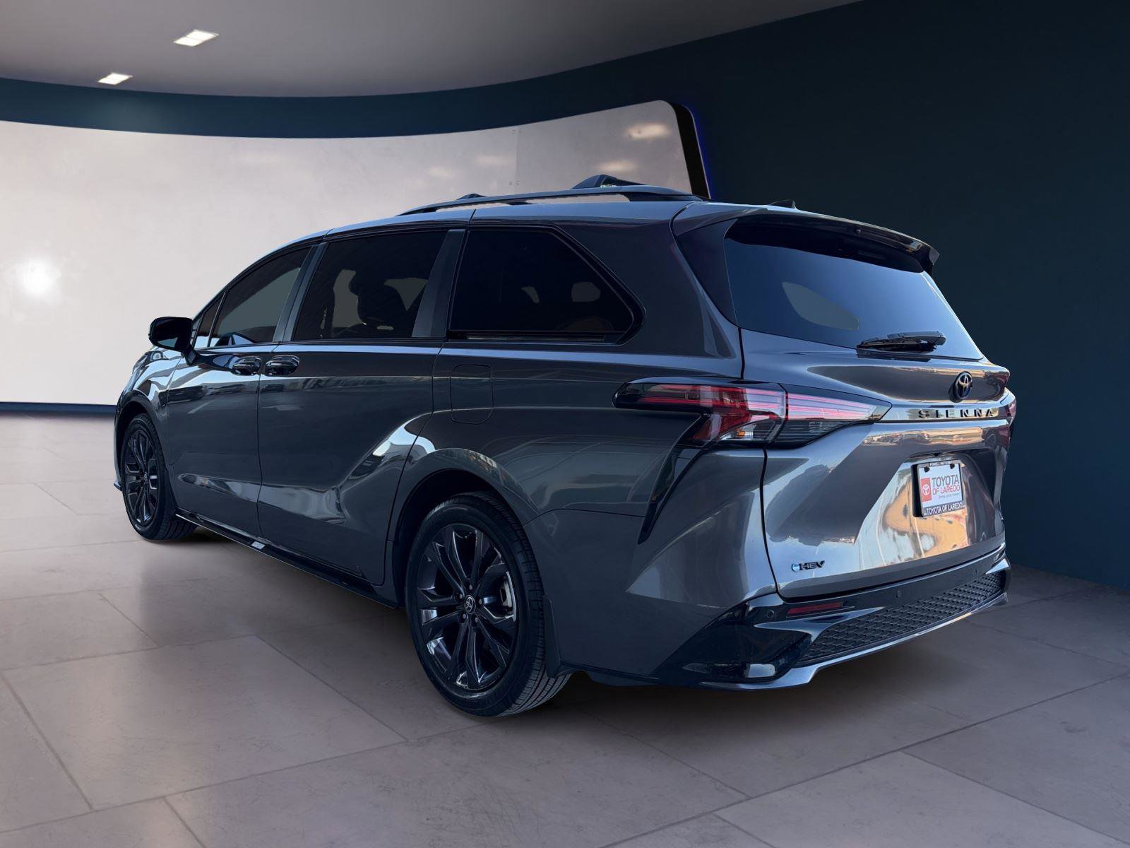 Used 2025 Toyota Sienna XSE w/ XSE Plus Package image 3