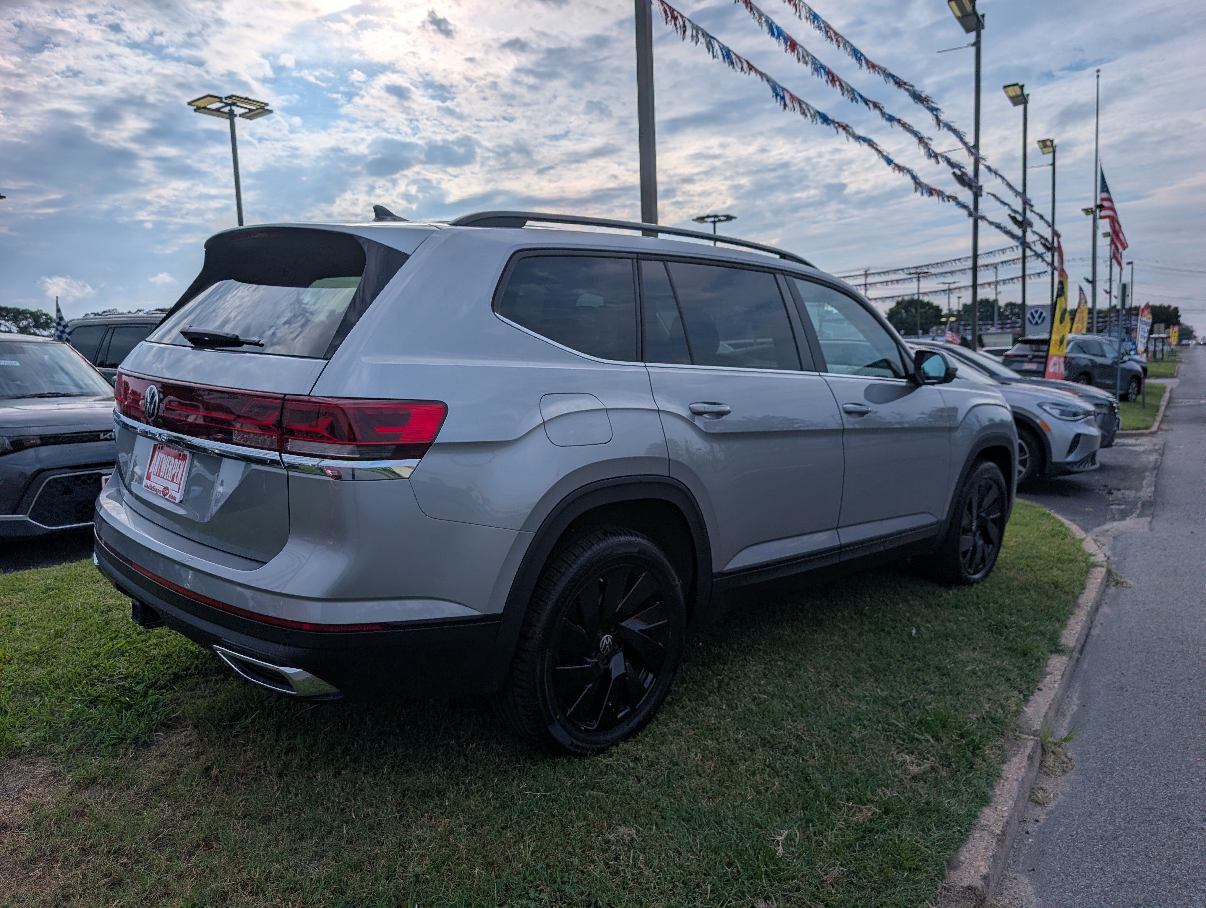 Used 2026 Volkswagen Atlas SE w/ Panoramic Sunroof Package FWD image 3